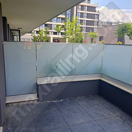 Стъклен парапет по тераси с алуминиев профил основа